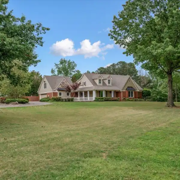 MINI RANCH LOCATED IN THE HEART OF OLIVE BRANCH