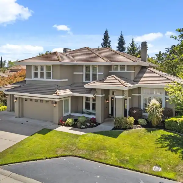 UPDATED HOME IN HERITAGE AT DIAMOND OAKS