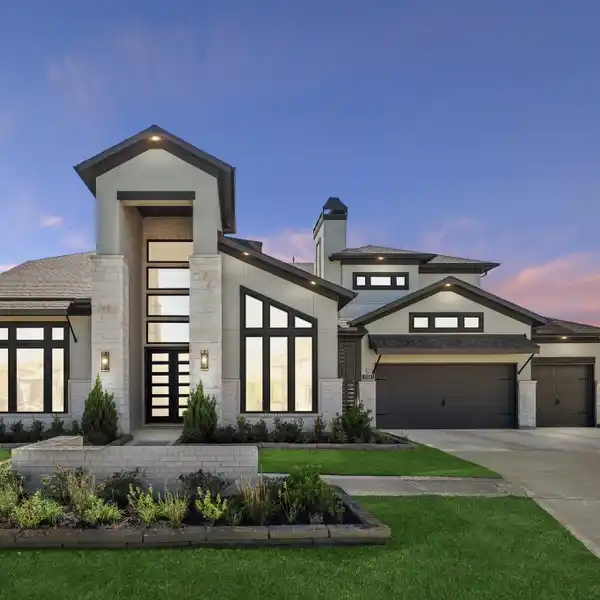 LUXURY COURTYARD HOME WITH VERSATILE SPACES