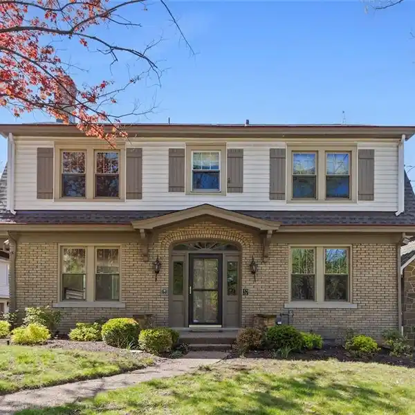 CLASSIC COLONIAL IN CENTRAL LOCATION