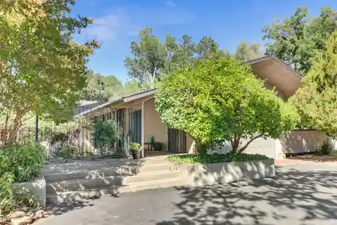 Single-Story Mid-Century Modern Home
