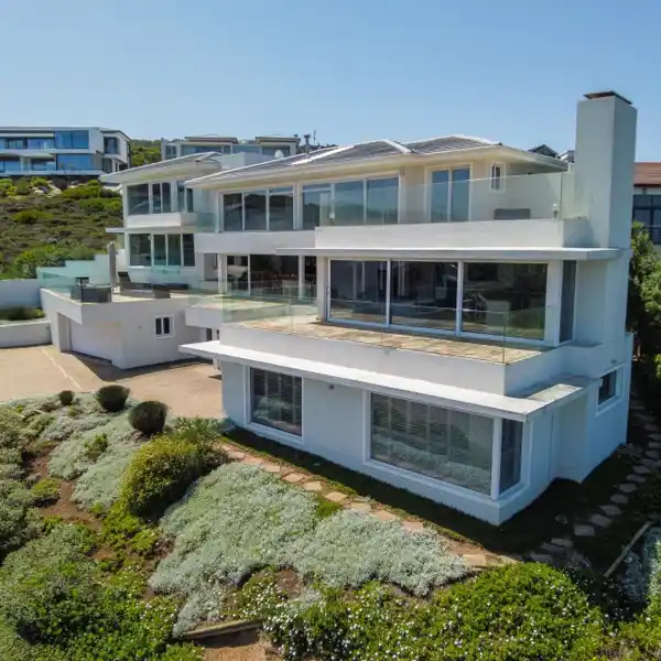 LUXURIOUS COASTAL LIVING AT PINNACLE POINT GOLF ESTATE