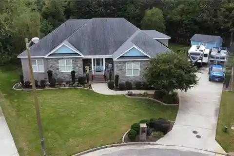 Lovely Home Full of Upgrades