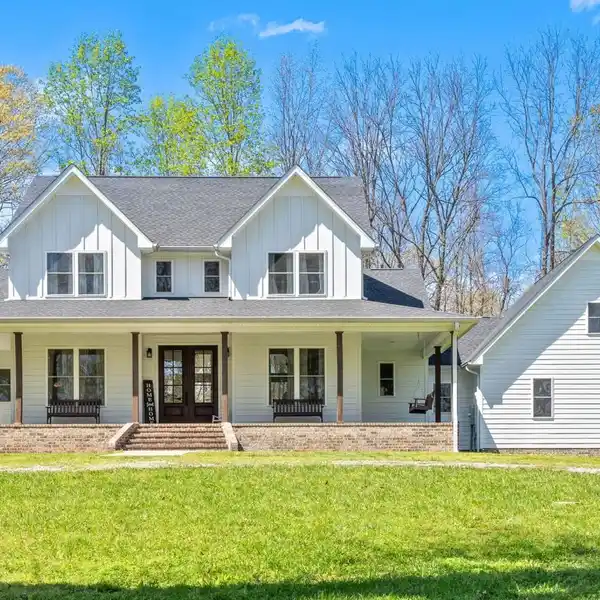 EXQUISITE MODERN FARMHOUSE