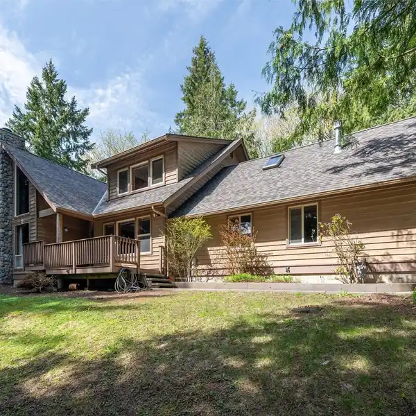 CUSTOM LODGE-STYLE HOME WITH VINEYARD AND CREEK