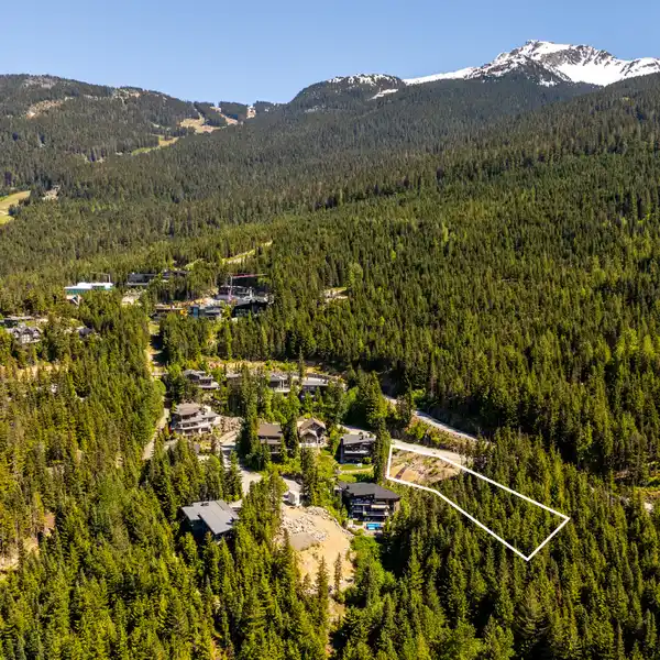 EXCEPTIONAL SKI-IN/ SKI-OUT LOT IN LUXURIOUS KADENWOOD