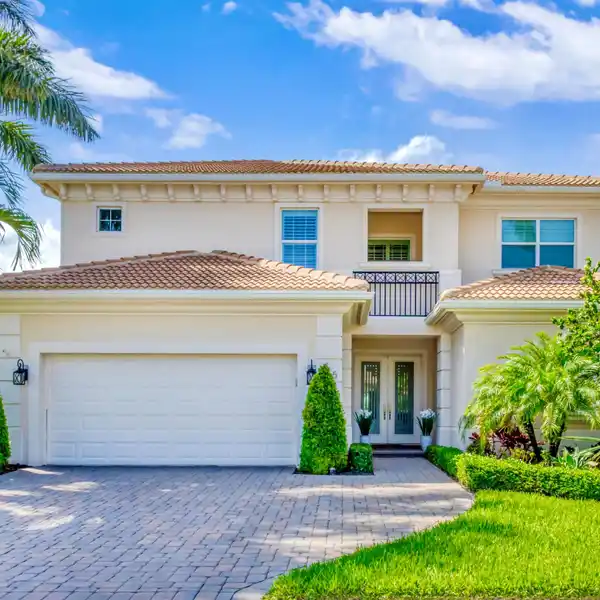 ELEGANT GOLF COURSE ESTATE WITH IMMEDIATE FULL GOLF MEMBERSHIP