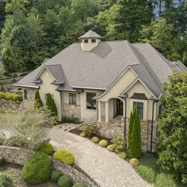 EXTRAORDINARY RESIDENCE WITH TIMELESS ARCHITECTURE