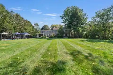 Beautifully Maintained Five Bedroom Pool Home for Rent