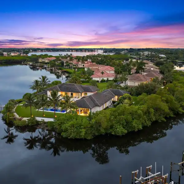 SIGNATURE ESTATE  IN THE ISLANDS OF JUPITER