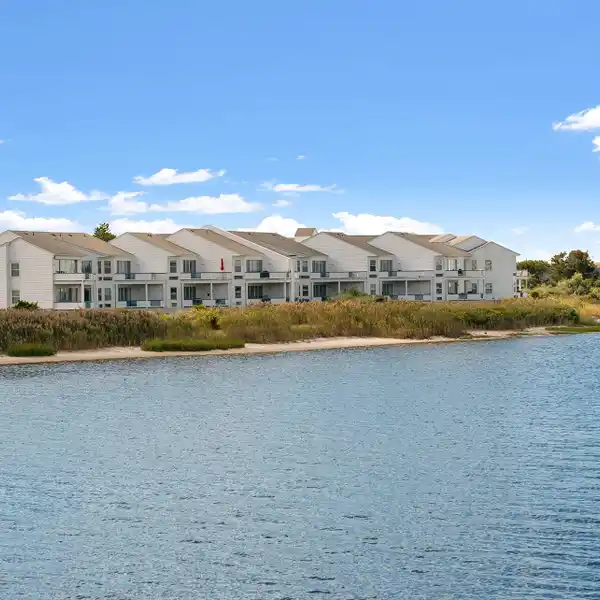 TOP-FLOOR CONDO AT YARDARM BEACH CONDOMINIUMS