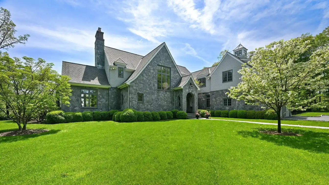 Like-new Residence with Ultimate Privacy