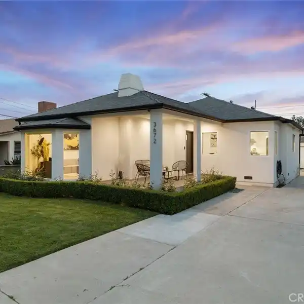 STUNNING HOUSE IN THE CHARMING POCKET OF CHAPMAN WOODS