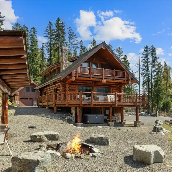 METICULOUSLY MAINTAINED LOG HOME ON THREE ACRES ABOVE LAKE CLE ELUM
