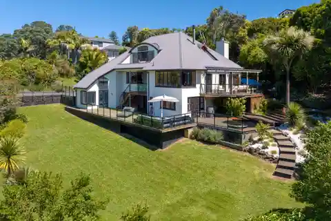 Fantastic Harbourside Retreat in a Peaceful World of Its Own