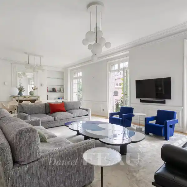 BRIGHT APARTMENT WITH EXCEPTIONAL EIFFEL TOWER VIEWS