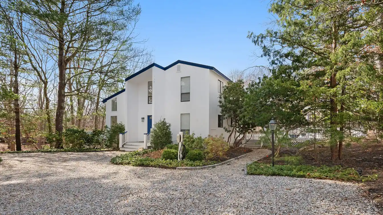 Beautifully Maintained and Comfortably Furnished East Hampton Oaks Rental