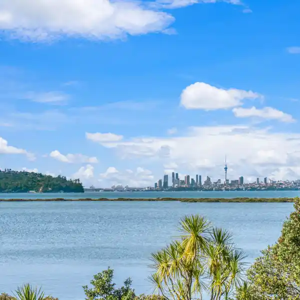 METICULOUSLY KEPT SEAFRONT MANSION