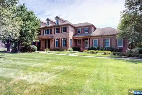 Classic Colonial Elegance in Prestigious Far Hills