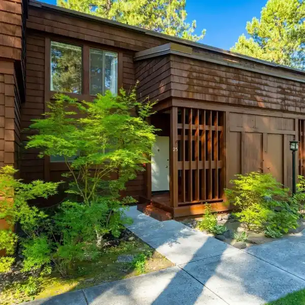 LAKEVIEW PINEWILD RETREAT STEPS FROM THE BEACH