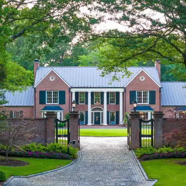 ELEGANCE AND COMFORT ON 3.5 ACRES