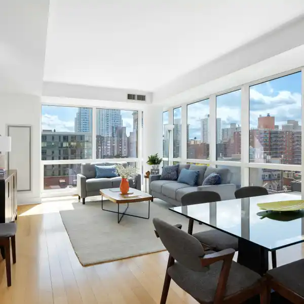 SUNLIT LUXURY HOME IN FULL-SERVICE ARIEL EAST