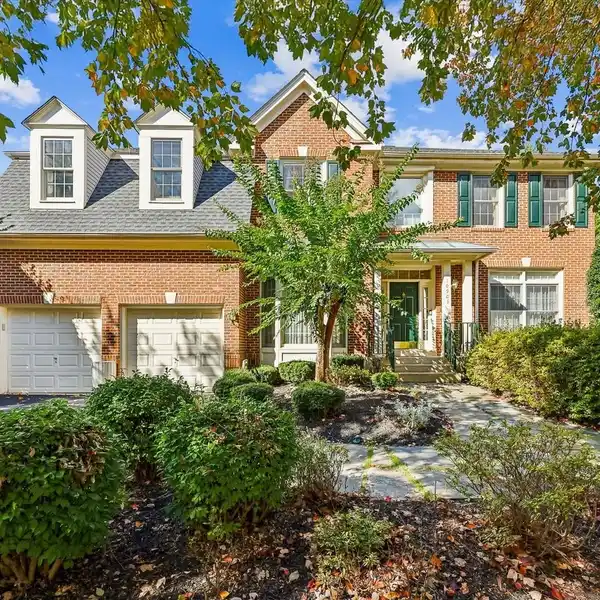 GRAND FOYER ELEGANCE MEETS SUNLIT SOPHISTICATION