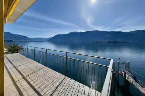 Bright Home with Direct Lake Access