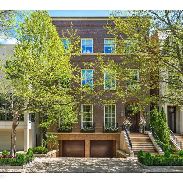 ARCHITECTURAL TOUR DE FORCE IN THE HEART OF LINCOLN PARK