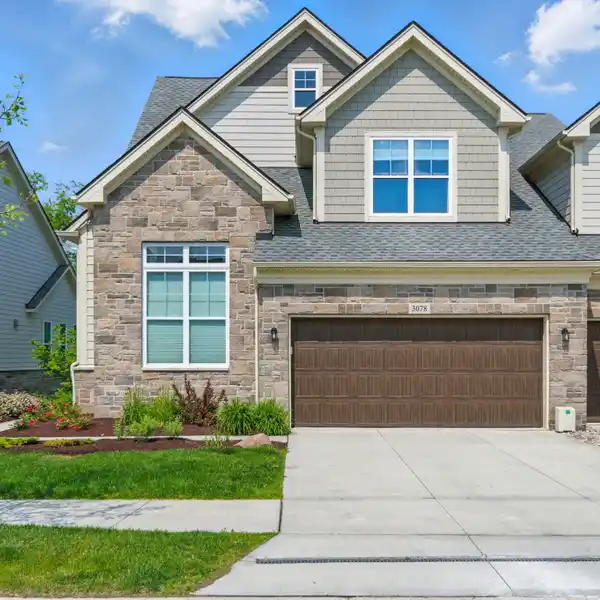 STUNNING END-UNIT TOWNHOME IN NORTH OAKS