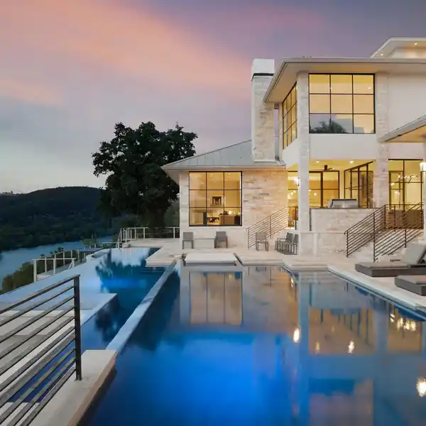 THE EPITOME OF LUXURIOUS LAKESIDE LIVING