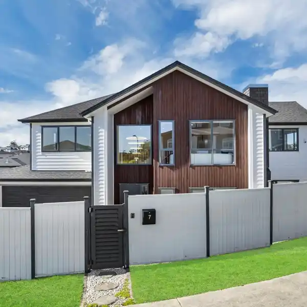 DESIGNER FAMILY HOME WITH GRANNY FLAT