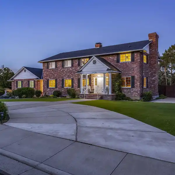 ELEGANCE WITH EVERYDAY COMFORT