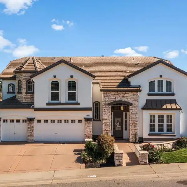 BEAUTIFUL HOME NEXT TO SCENIC TRAILS