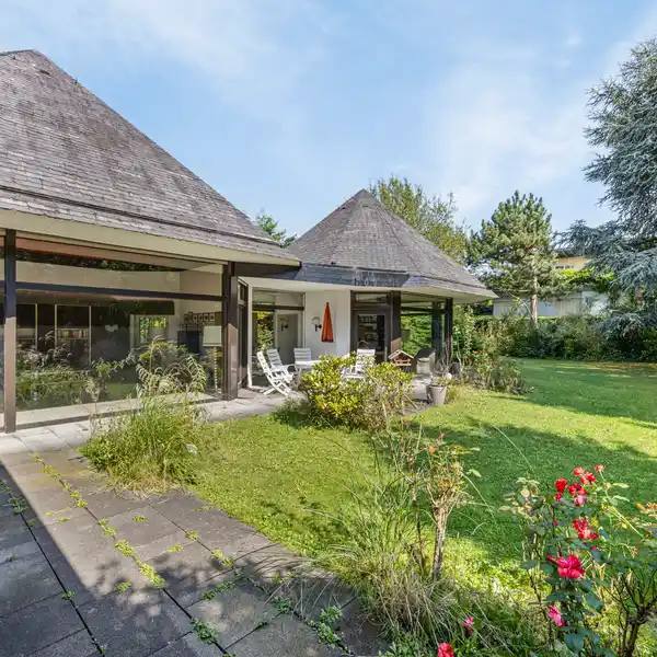 EXCEPTIONAL BUNGALOW WITH EXPANSION POTENTIAL ON A DREAM PLOT