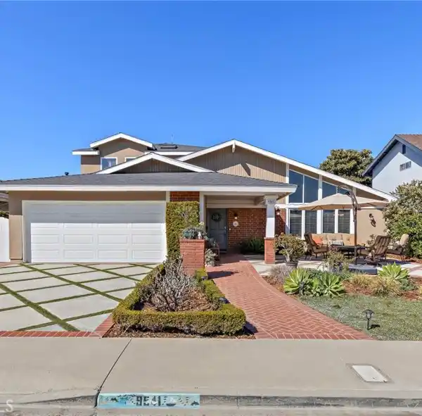 GORGEOUS HOME IN SOUGHT-AFTER SOUTH HUNTINGTON BEACH