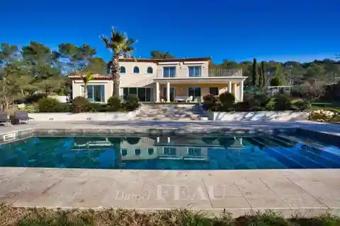 Luxurious Villa with Stunning Pool and Privacy