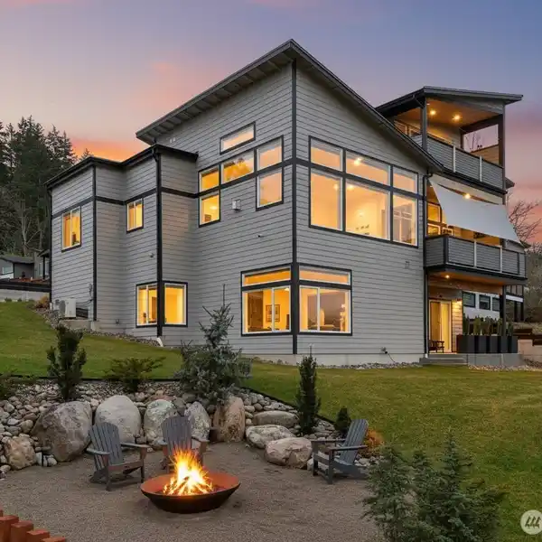 ULTRA-MODERN SMART HOME LIVING