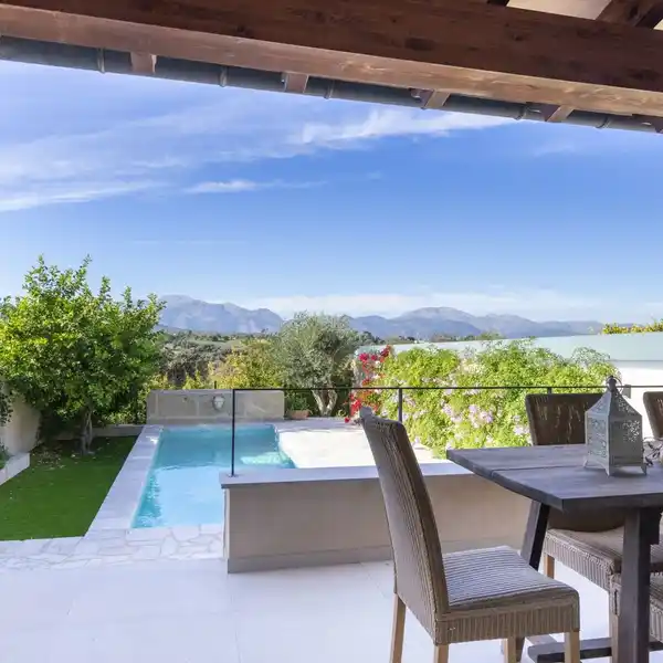 NEWLY MODERNIZED TOWNHOUSE WITH POOL