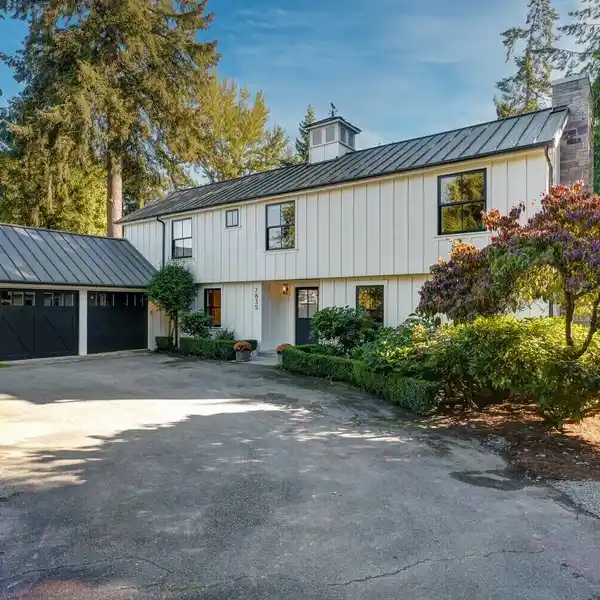 SHOW-STOPPING MODERN FARMHOUSE