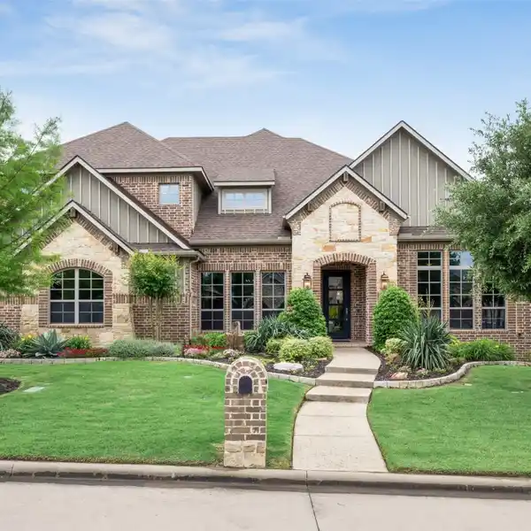 OPEN-CONCEPT CUSTOM HOME IN HIGHLAND OAKS