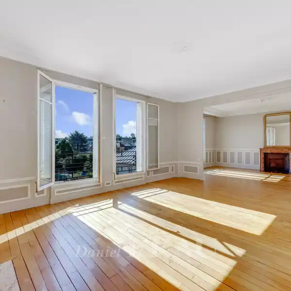 SPACIOUS PERIOD APARTMENT STEPS FROM THE STATION