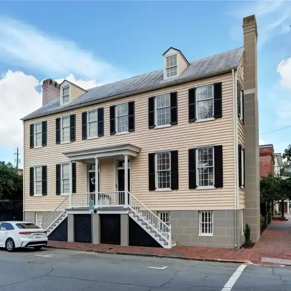 METICULOUSLY MAINTAINED CIRCA 1806 HISTORIC HOME