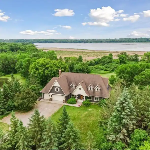 ELEGANCE MEETS TRANQUILITY ON WHALETAIL LAKE