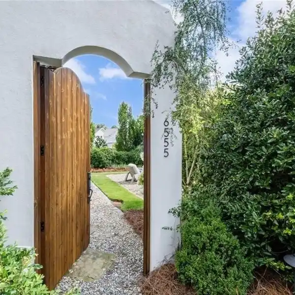 CUSTOM-DESIGNED LUXURY MASTERPIECE