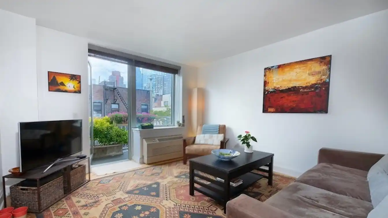 Convertible Two Bedroom Floor-thru Apartment