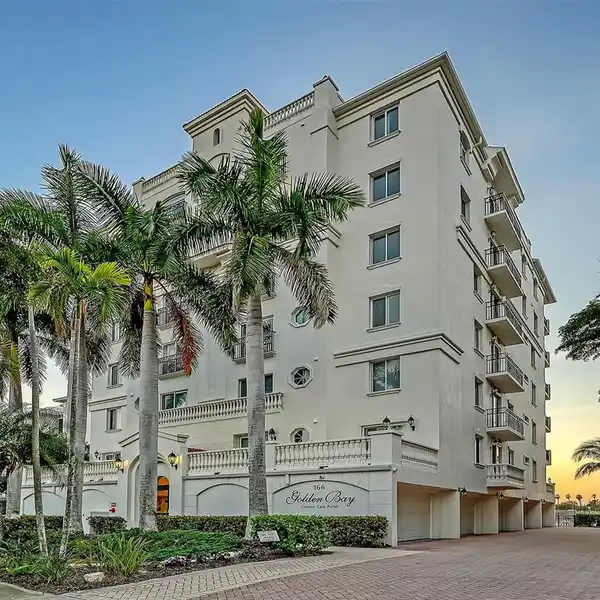 WATERFRONT LUXURY RESIDENCE WITH PANORAMIC BAY VIEWS