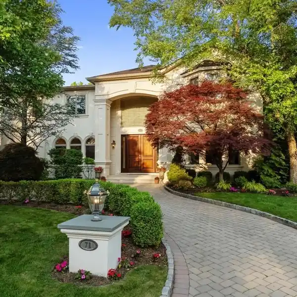 EXCEPTIONAL RESIDENCE ON A PRESTIGIOUS STREET