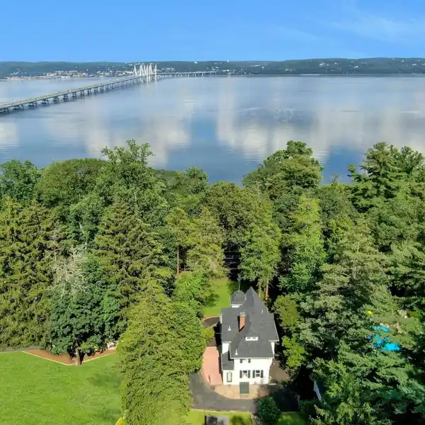 FULLY RENOVATED HISTORIC 1895 VICTORIAN