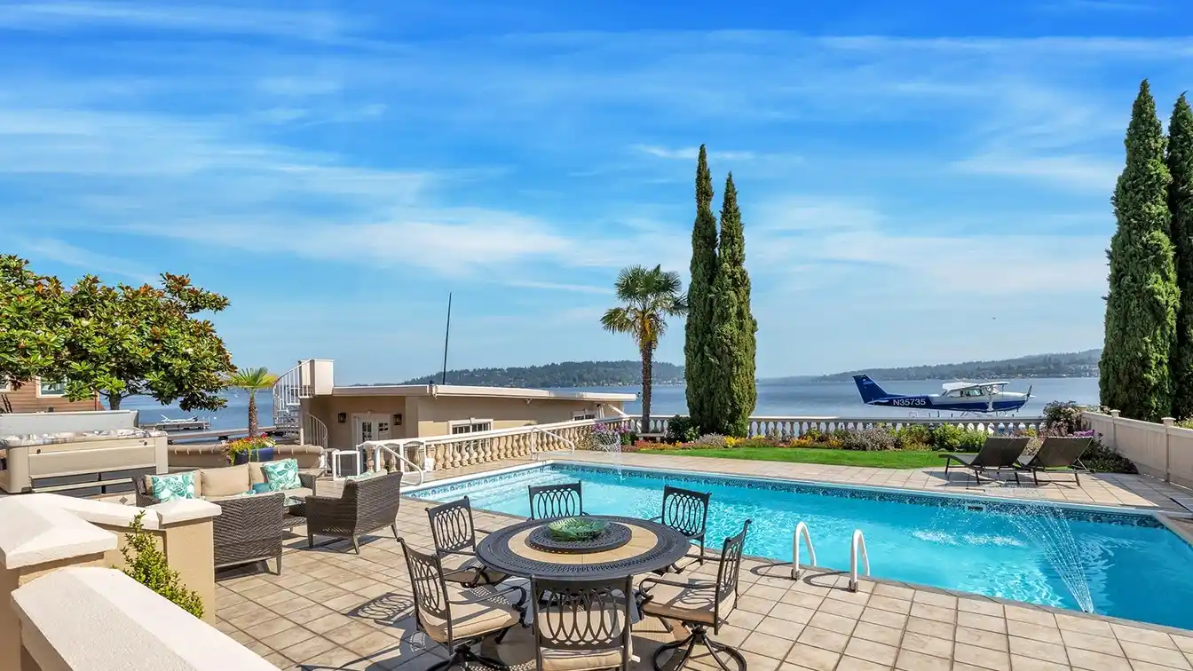 Waterfront Hawaiian Paradise on Lake Washington